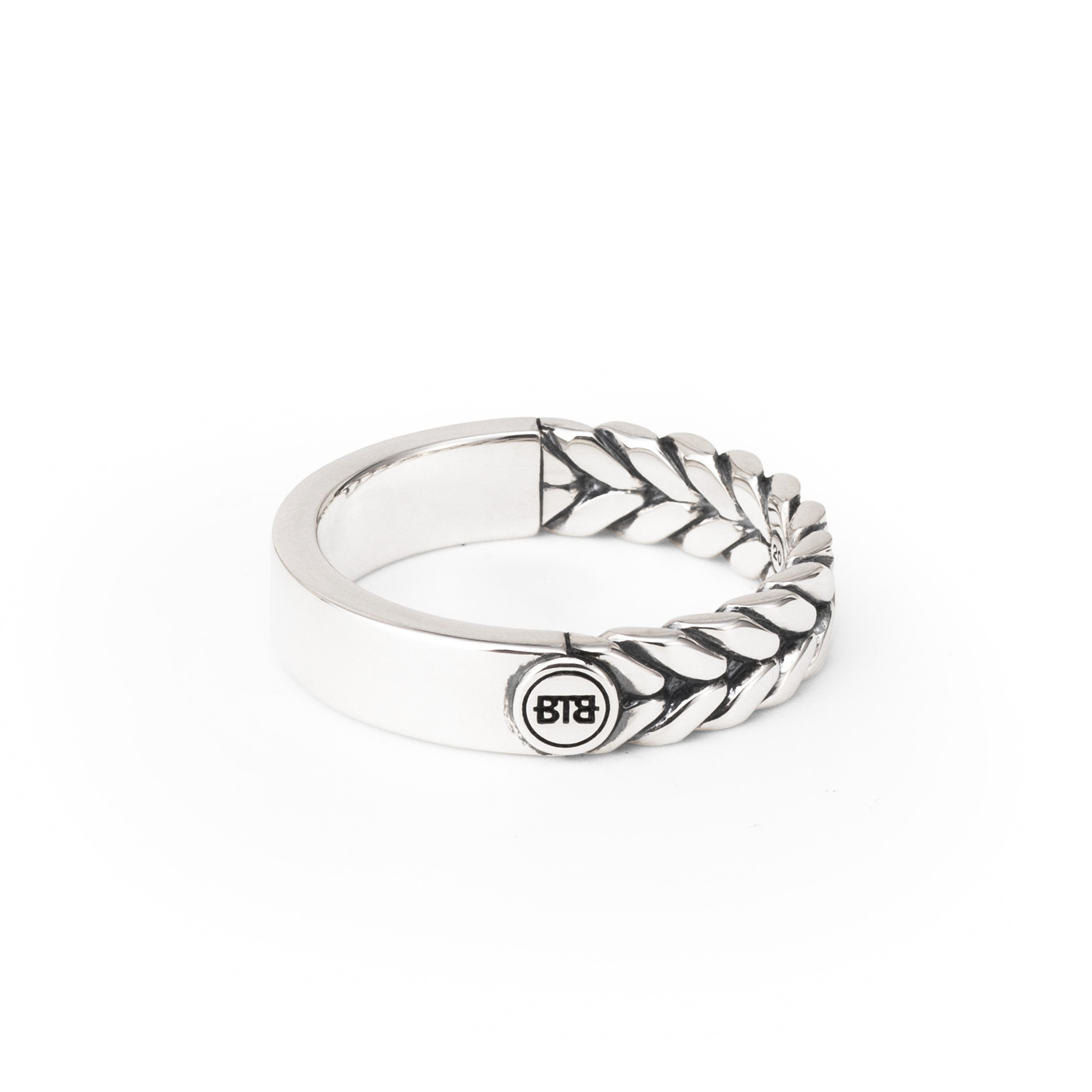 
Barbara Small Dual Ring Zilver

Gerecycled 925 sterling zilver

€ 99,00
Pak jouw favoriete cadeaus in met onze giftwraps
Product Opties:
Kies jouw Maat
Aanpasbare opties:
Graveren 
+ € 10,00
Een symbool van een ♥ of ∞ teken is mogelijk. Het maximaal aantal tekens is inclusief spaties. Levertijd: 1–3 werkdagen. Klik hier voor onze retourvoorwaarden
Maximaal 7 tekens

Maattabel

In Winkelwagen
Gratis verzending & veilig retourneren
Veilig & gratis verzending vanaf 50 euro. 30 dagen retour en 12 maanden* garantie op je artikelen.

Duurzaam sieraad
Onze sieraden worden duurzaam gemaakt van gerecycled zilver en goud. Verpakt in 100% biologisch afbreekbare verpakkingen van (aardappel)zetmeel.

De Barbara Small Dual Ring is vervaardigd van gerecycled sterling zilver en kenmerkt zich door een gladde zijde en een geweven, iconische Barbara textuur. De Barbara Small Dual Ring is smaller dan de Barbara Dual Ring, maar breder dan de Barbara Mini Dual Ring. De diepte en elegantie van de Barbara weving maken deze ring een tijdloze keuze. Ontworpen in Amsterdam en op duurzame wijze geproduceerd in Zuidoost-Azië. Je koopt onze sieraden niet, maar je geeft ze cadeau. Aan wie geef jij dit sieraad? Jezelf, of iemand in het bijzonder?